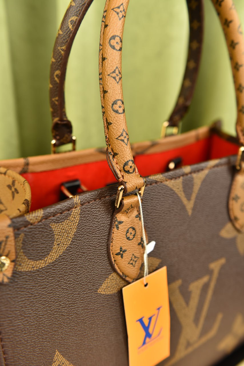 لوي فيتون اونذاجو (1 لون واحد) - Louis Vuitton OnTheGo MM