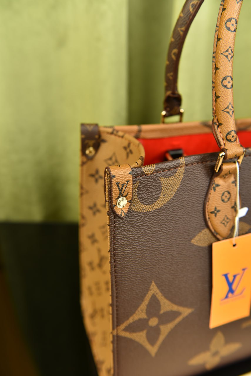 لوي فيتون اونذاجو (1 لون واحد) - Louis Vuitton OnTheGo MM