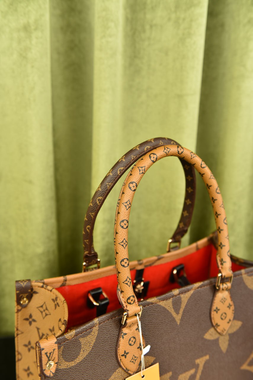 لوي فيتون اونذاجو (1 لون واحد) - Louis Vuitton OnTheGo MM