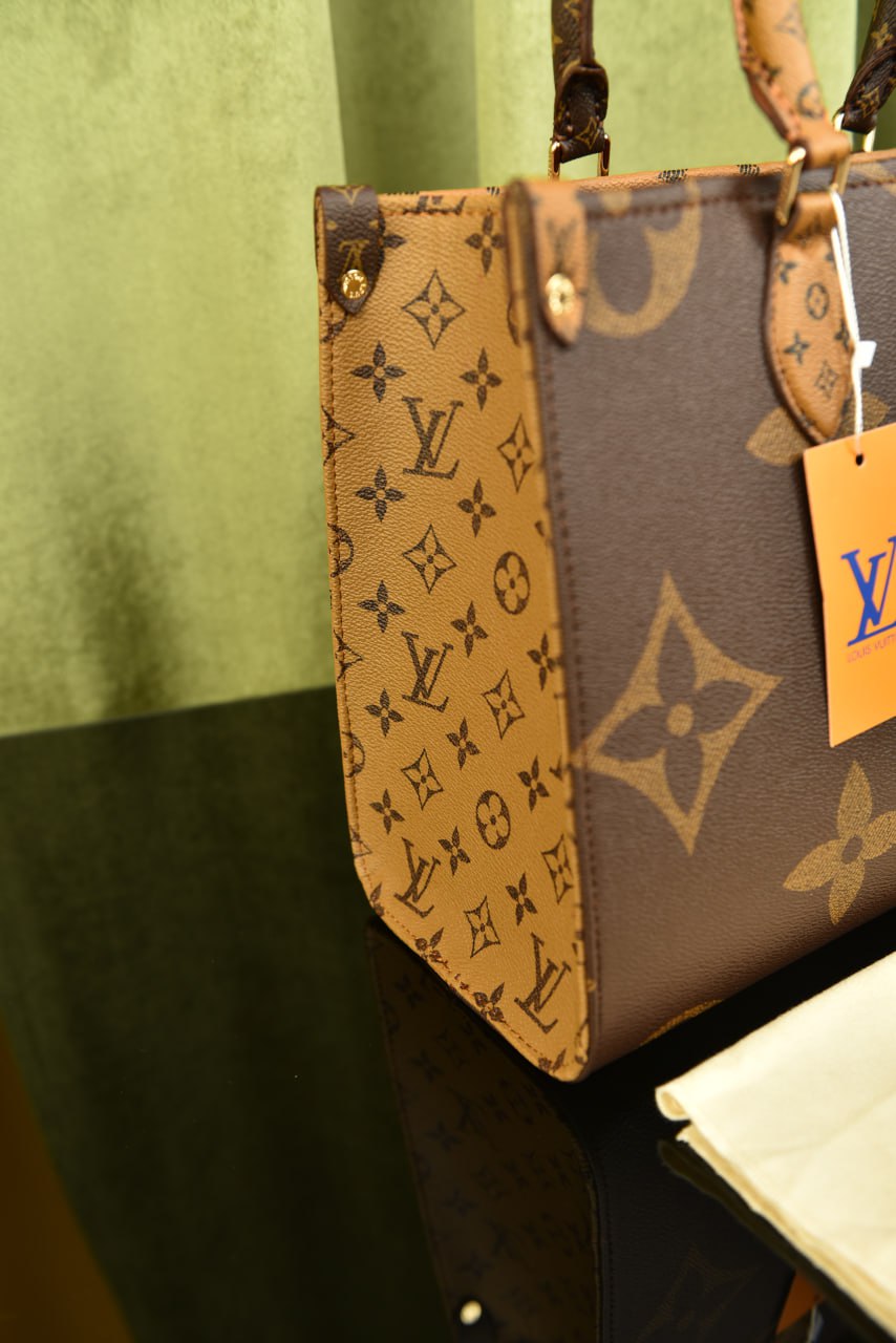 لوي فيتون اونذاجو (1 لون واحد) - Louis Vuitton OnTheGo MM