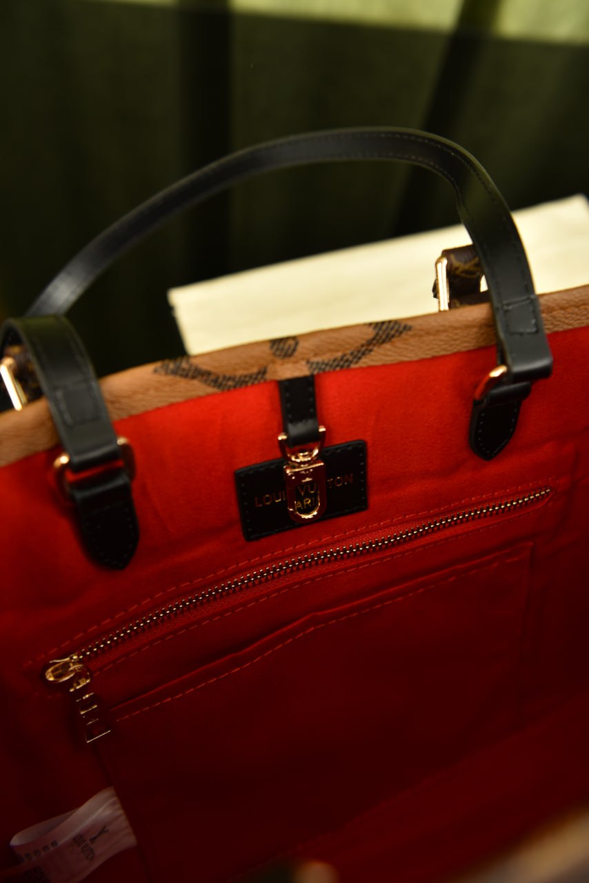 لوي فيتون اونذاجو (1 لون واحد) - Louis Vuitton OnTheGo MM