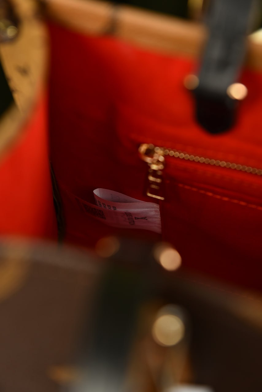 لوي فيتون اونذاجو (1 لون واحد) - Louis Vuitton OnTheGo MM