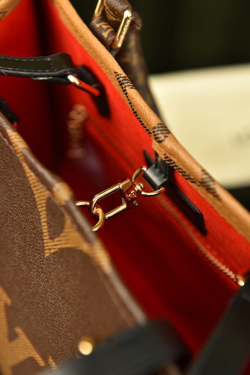 لوي فيتون اونذاجو (1 لون واحد) - Louis Vuitton OnTheGo MM