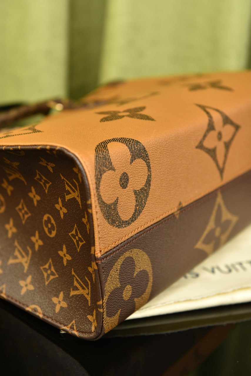 لوي فيتون اونذاجو (1 لون واحد) - Louis Vuitton OnTheGo MM