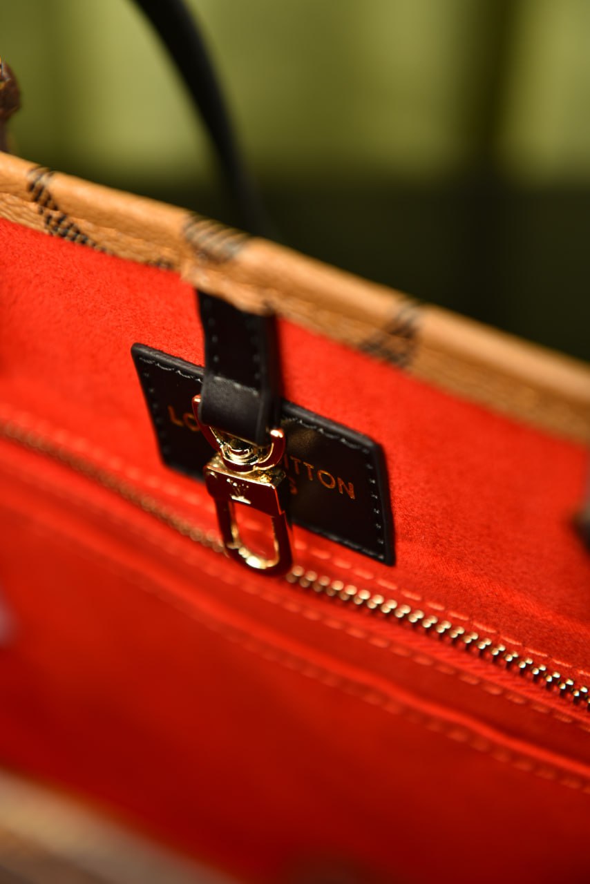 لوي فيتون اونذاجو (1 لون واحد) - Louis Vuitton OnTheGo MM