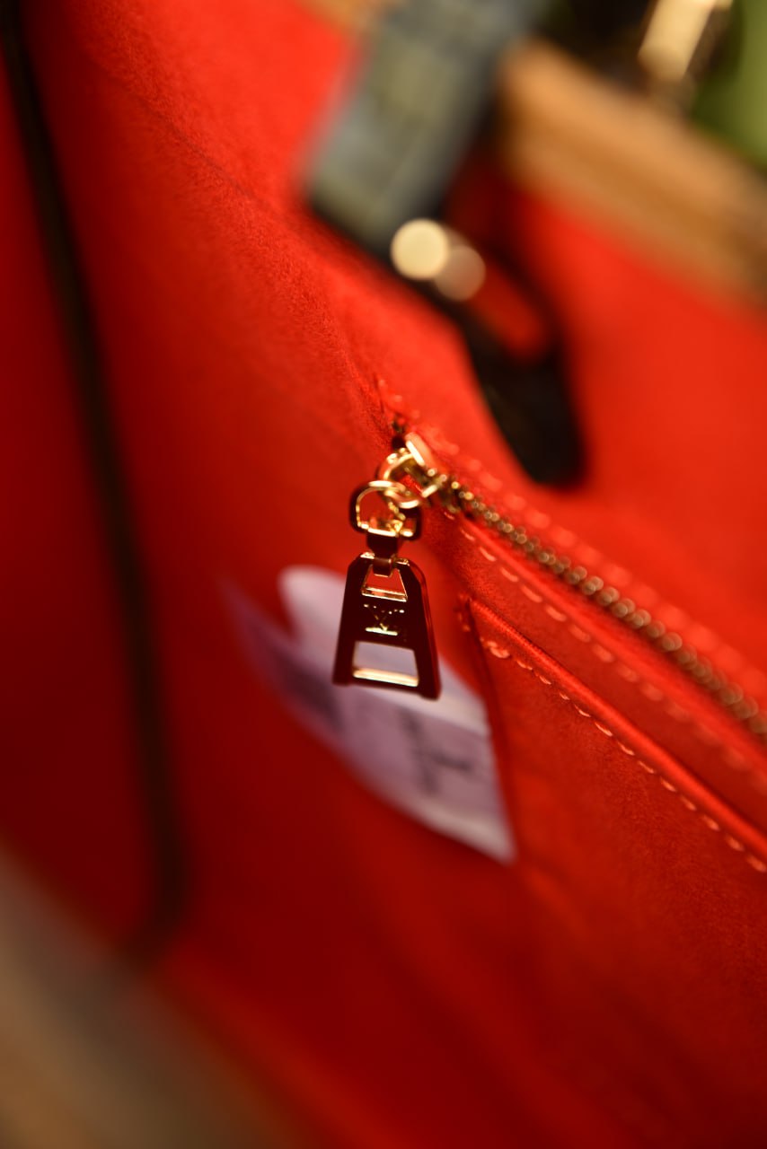لوي فيتون اونذاجو (1 لون واحد) - Louis Vuitton OnTheGo MM