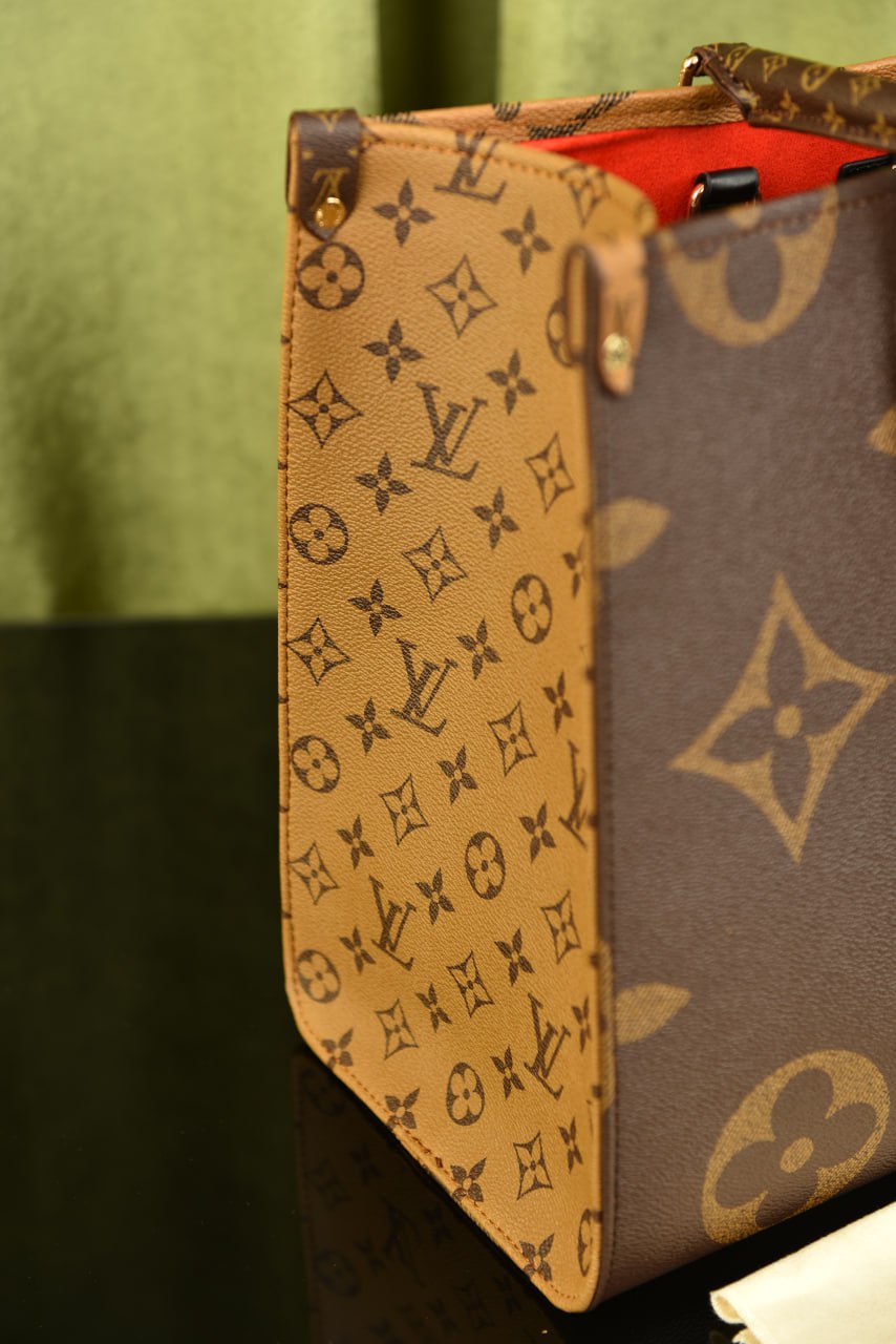 لوي فيتون اونذاجو (1 لون واحد) - Louis Vuitton OnTheGo MM