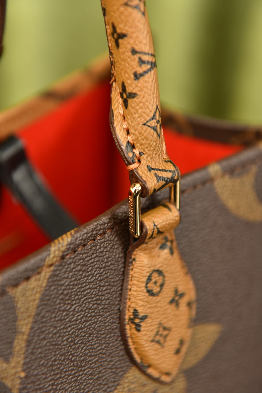 لوي فيتون اونذاجو (1 لون واحد) - Louis Vuitton OnTheGo MM